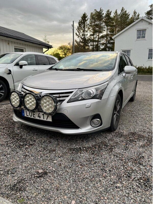 Silver Begagnad 2014 Toyota Avensis Business Edition Kombi | 110 000 kr (Marknadspris) - Bild 1/4