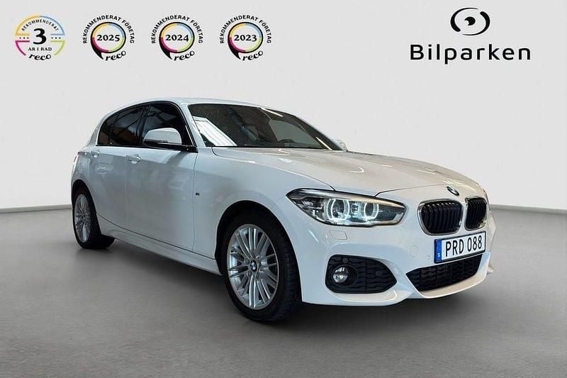 Vit Begagnad 2018 BMW 118 M Sport Halvkombi | 169 990 kr (Bra pris) - Bild 1/4