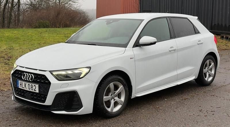 Begagnad 2020 Audi A1 Sportback Advanced Halvkombi | 199 000 kr (Marknadspris) - Bild 1/4