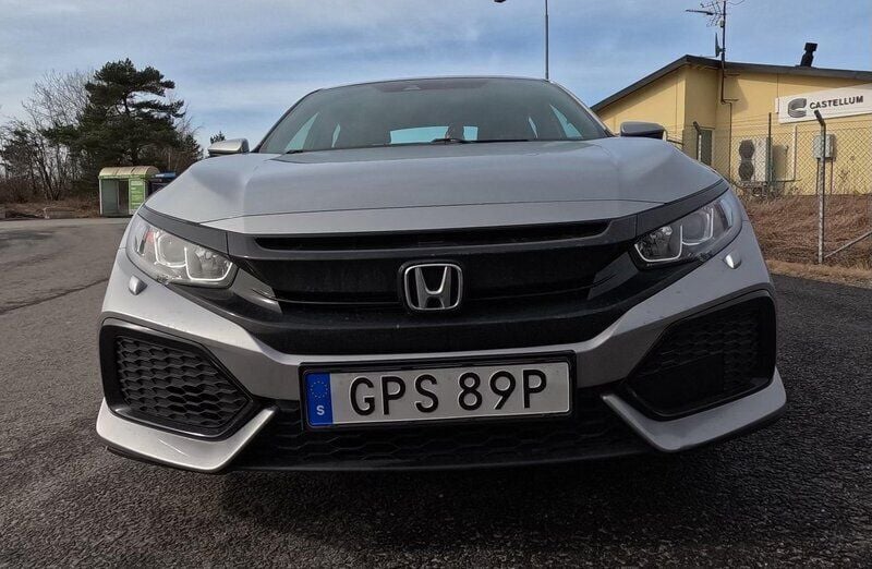 Silver Begagnad 2018 Honda Civic Comfort Halvkombi | 135 000 kr (Superpris) - Bild 1/4