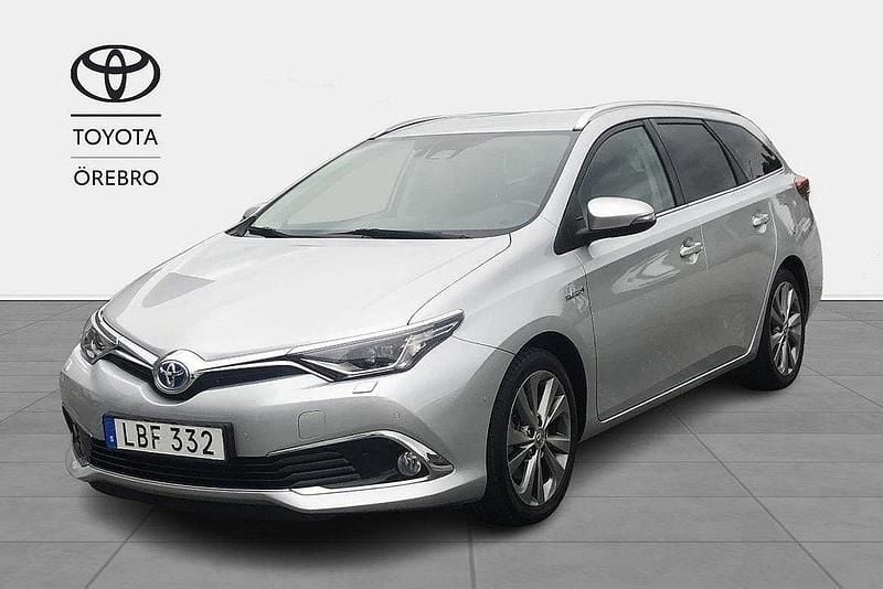 Silver Begagnad 2018 Toyota Auris Touring Sports Executive Kombi | 189 900 kr (Marknadspris) - Bild 1/3