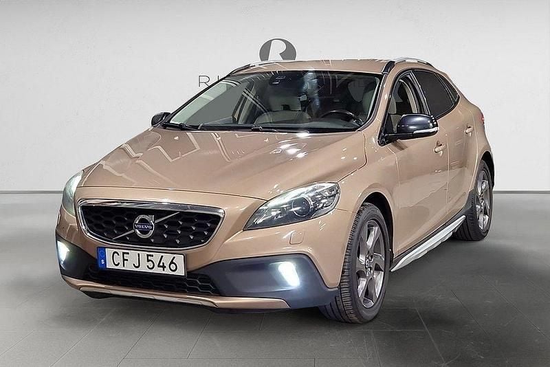 Brun Begagnad 2014 Volvo V40 CC Summum Kombi | 114 900 kr (Marknadspris) - Bild 1/3