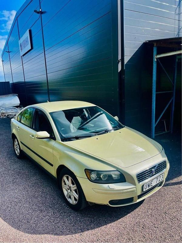 Grön Begagnad 2004 Volvo S40 Sedan | 25 000 kr (Bra pris) - Bild 1/4