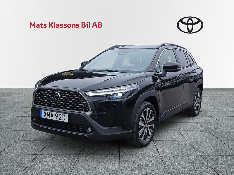 Svart Ny 2025 Toyota Corolla Cross Style SUV | 399 000 kr (Marknadspris) - Bild 1/4