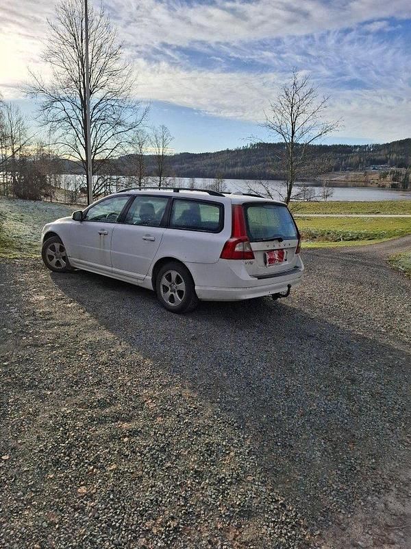 Vit Begagnad 2008 Volvo V70 Momentum Kombi | 25 000 kr (Bra pris) - Bild 1/3