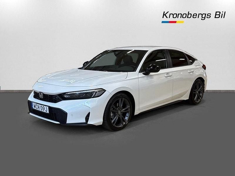 Sonic grey metallic Ny 2024 Honda Civic Hybrid Halvkombi | 384 500 kr (Marknadspris) - Bild 1/4