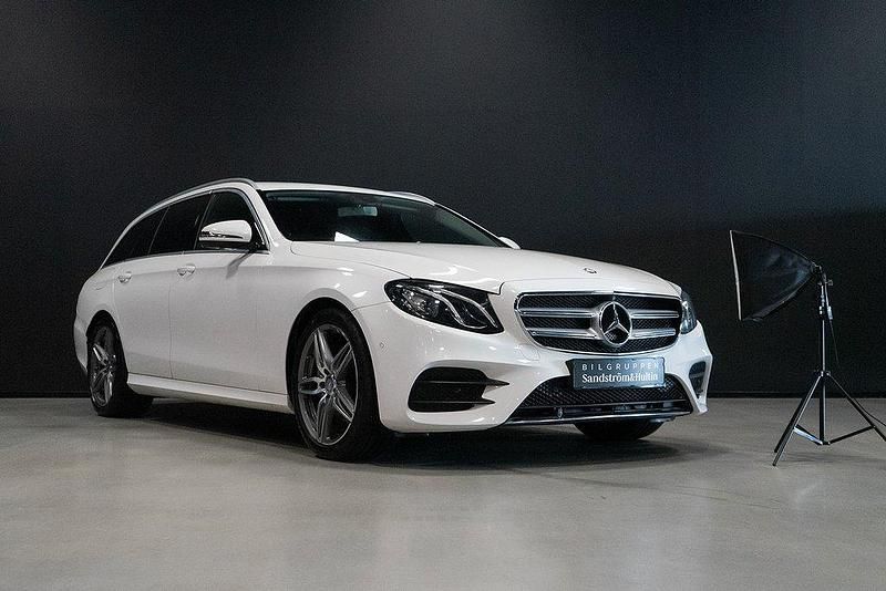 Vit (polarvit) Begagnad 2016 Mercedes E220 AMG Kombi | 319 000 kr (Marknadspris) - Bild 1/4