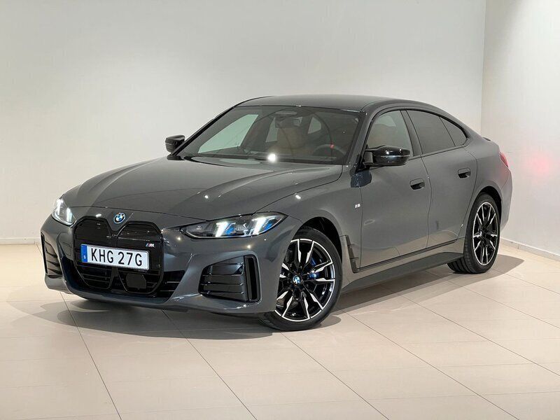 Grå Begagnad 2025 BMW i4 Comfort Edition Sedan | 799 900 kr - Bild 1/4