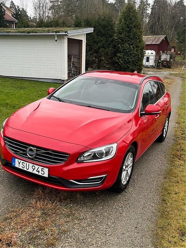 Röd Begagnad 2018 Volvo V60 Momentum Kombi | 169 000 kr (Superpris) - Bild 1/4