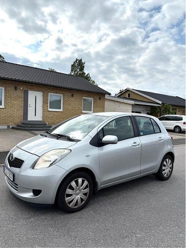 Silver Begagnad 2007 Toyota Yaris Halvkombi | 40 000 kr (Marknadspris) - Bild 1/4