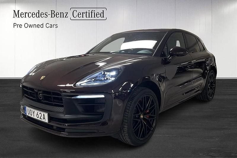 Mörkröd Begagnad 2023 Porsche Macan GTS SUV | 929 900 kr (Marknadspris) - Bild 1/4