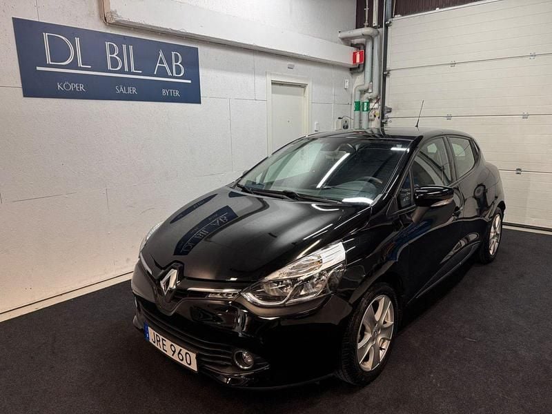 Svart Begagnad 2015 Renault Clio IV Dynamique Halvkombi | 99 900 kr (Marknadspris) - Bild 1/3