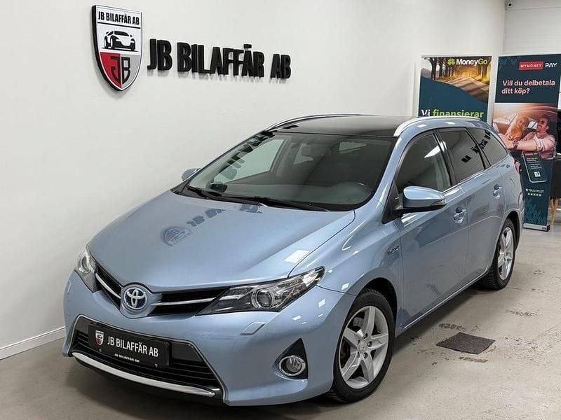 Blå Begagnad 2015 Toyota Auris Hybrid Edition | 129 900 kr (Marknadspris) - Bild 1/4