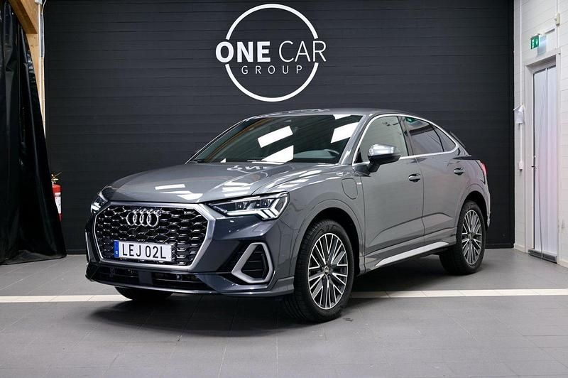 Grå Begagnad 2023 Audi Q3 Sportback S-Line SUV | 489 900 kr (Dyr) - Bild 1/4