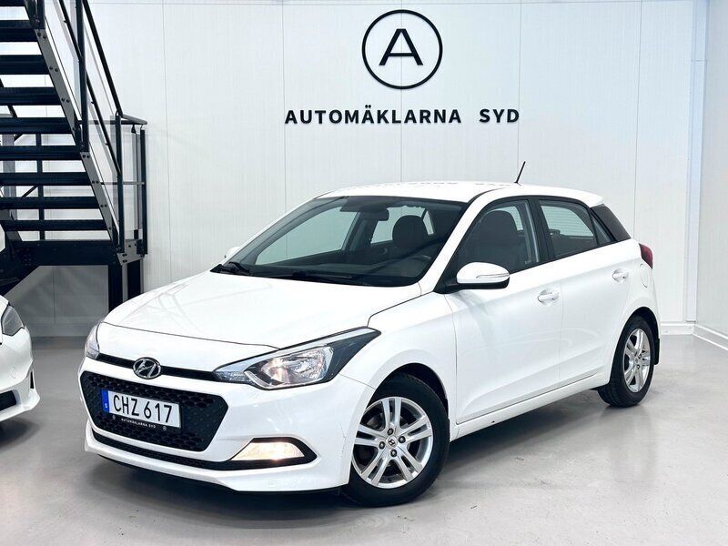 Vit Begagnad 2017 Hyundai i20 Premium Halvkombi | 104 900 kr (Bra pris) - Bild 1/4