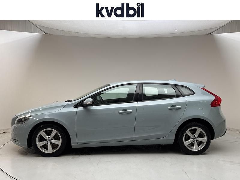 Begagnad Volvo V40 Kinetic 120 HK (88 kW) 2017 Ljusblå Halvkombi