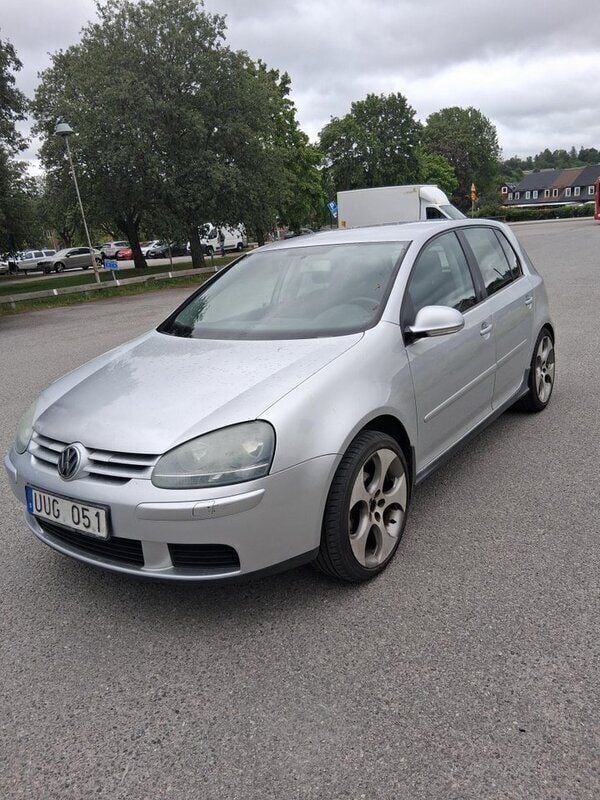 Silver Begagnad 2004 VW Golf IV Sportline Halvkombi | 17 000 kr (Marknadspris) - Bild 1/4