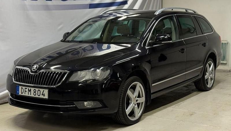 Svart Begagnad 2015 Skoda Superb Elegance Kombi | 89 900 kr (Bra pris) - Bild 1/4