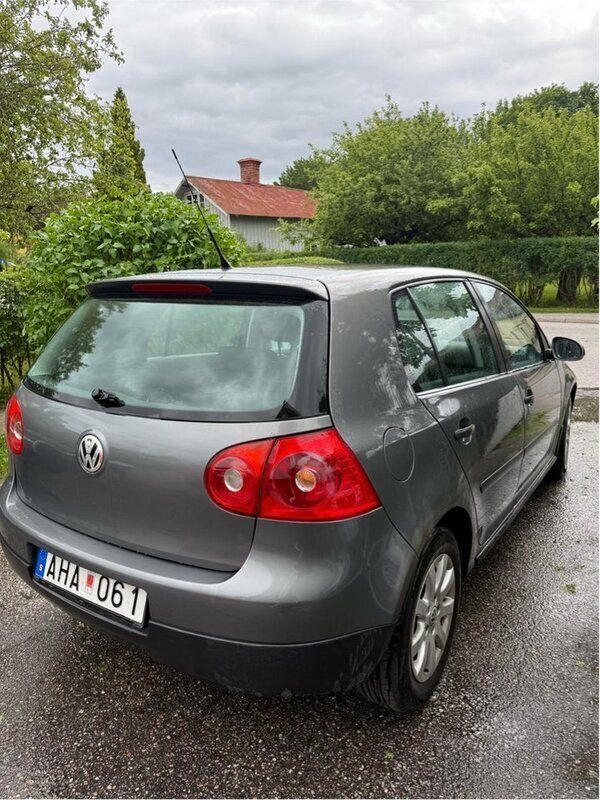 Grå Begagnad 2006 VW Golf V Trendline Halvkombi | 39 900 kr (Marknadspris) - Bild 1/2