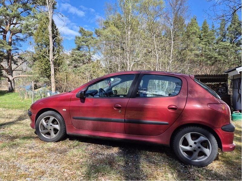 Röd Begagnad 2005 Peugeot 206 Halvkombi | 28 000 kr - Bild 1/4