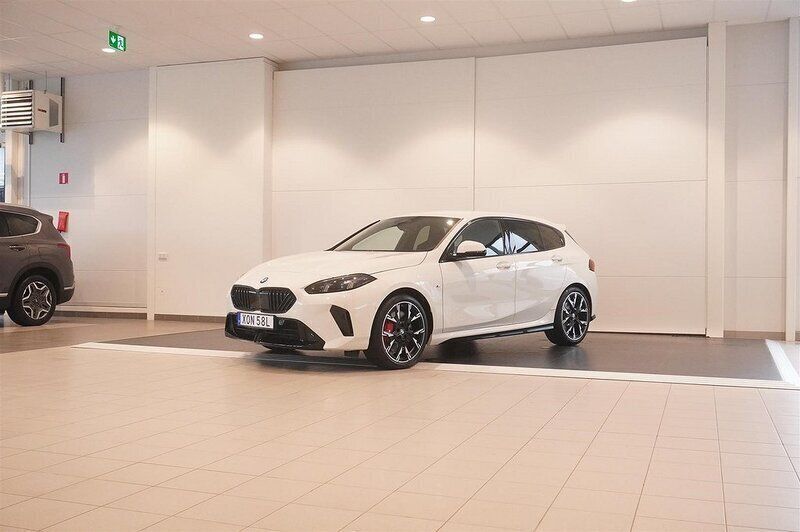 Vit Begagnad 2024 BMW 120 M Sport Halvkombi | 459 800 kr - Bild 1/4