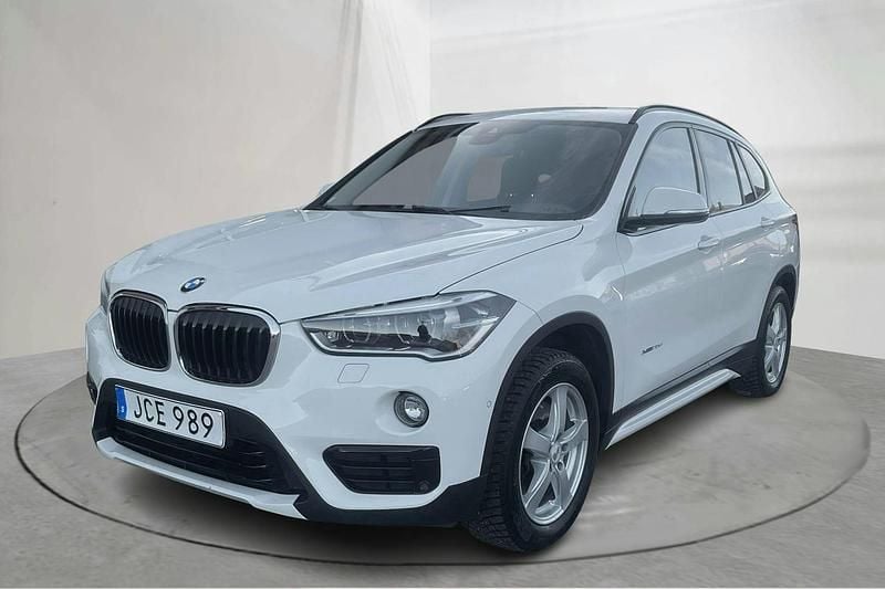 Vit Begagnad 2016 BMW X1 Sport Line SUV | 214 800 kr (Bra pris) - Bild 1/4