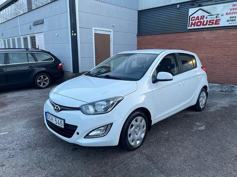Vit Begagnad 2013 Hyundai i20 Premium Halvkombi | 59 800 kr (Superpris) - Bild 1/4