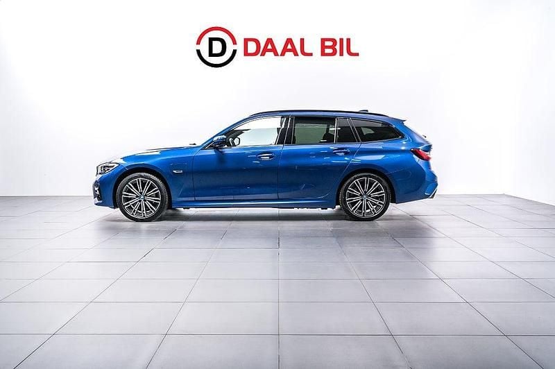 Blå Begagnad 2022 BMW 330e M Sport Kombi | 339 700 kr (Superpris) - Bild 1/4