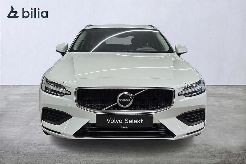 Begagnad Volvo V60 Core 200 HK (147 kW) 2023 Vit Kombi