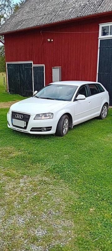 Vit Begagnad 2010 Audi A3 Sportback Attraction Halvkombi | 42 000 kr (Bra pris) - Bild 1/4