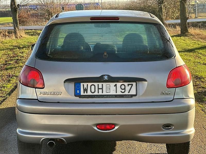 Begagnad Peugeot 206 75 HK (55 kW) 2005 Grå metallic Halvkombi