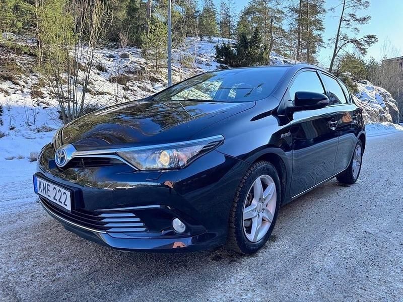 Begagnad Toyota Auris Hybrid 136 HK (100 kW) 2017 Svart Halvkombi