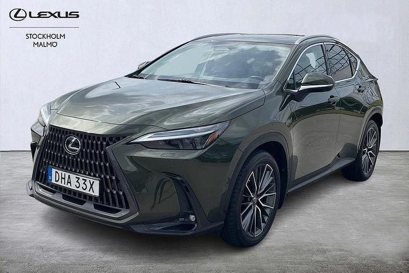 Grön Begagnad 2022 Lexus NX450h+ Luxury Line SUV | 589 000 kr (Marknadspris) - Bild 1/4