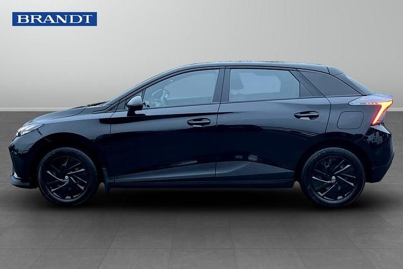 Begagnad MG MG4 EV 125 kW (171 HK) 2023 Svart Halvkombi