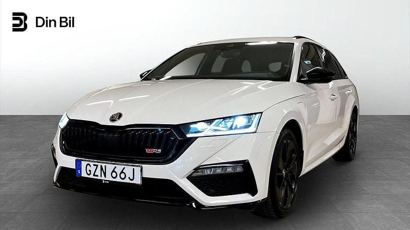 Vit (candy white) Begagnad 2021 Skoda Octavia RS Kombi | 299 900 kr (Bra pris) - Bild 1/4