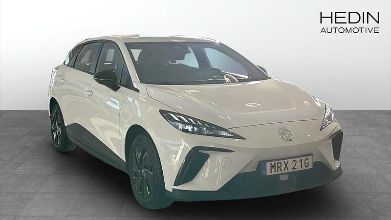 Vit (white) Begagnad 2023 MG MG4 EV Halvkombi | 244 900 kr (Marknadspris) - Bild 1/4