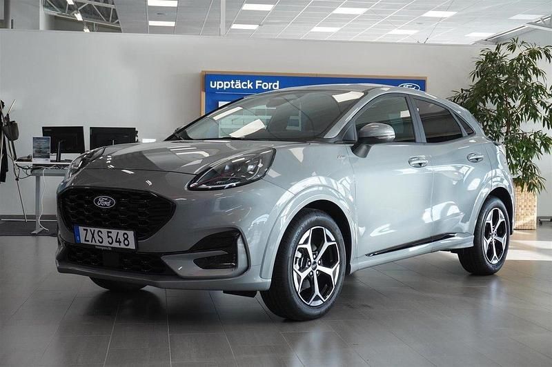 Grå Ny 2025 Ford Puma ST-Line SUV | 332 400 kr (Lite dyr) - Bild 1/4