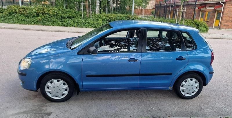 Blå Begagnad 2006 VW Polo Trendline Halvkombi | 24 500 kr (Superpris) - Bild 1/4
