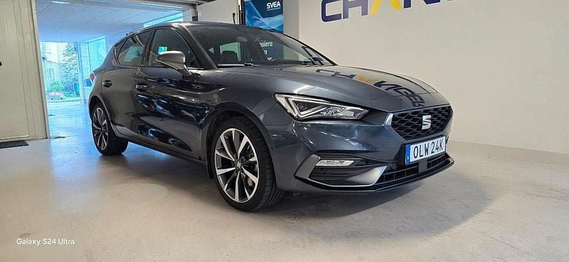 Grå Begagnad 2021 Seat Leon FR Halvkombi | 269 900 kr (Dyr) - Bild 1/4