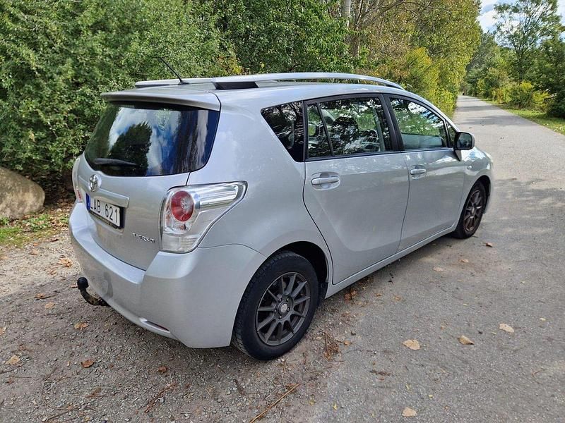 Silver Begagnad 2011 Toyota Verso Minibuss | 52 000 kr (Marknadspris) - Bild 1/4
