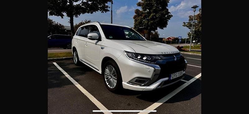 Vit Begagnad 2019 Mitsubishi Outlander P-HEV SUV | 209 000 kr (Marknadspris) - Bild 1/4