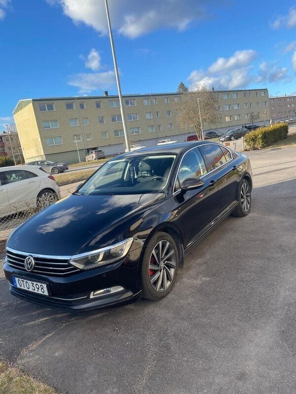 Svart Begagnad 2015 VW Passat Sedan | 110 000 kr (Marknadspris) - Bild 1/4