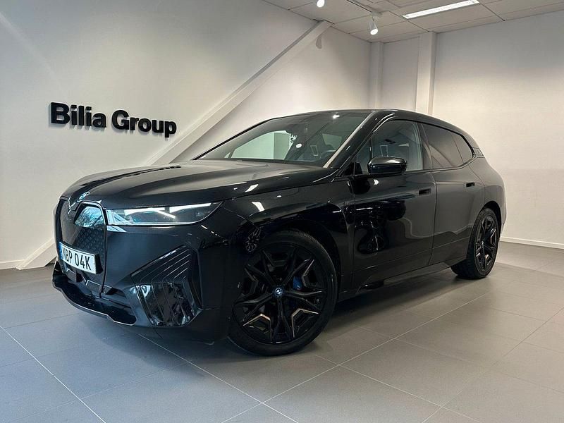 Svart (safirsvart metallic) Begagnad 2022 BMW iX Exclusive SUV | 759 000 kr (Marknadspris) - Bild 1/4