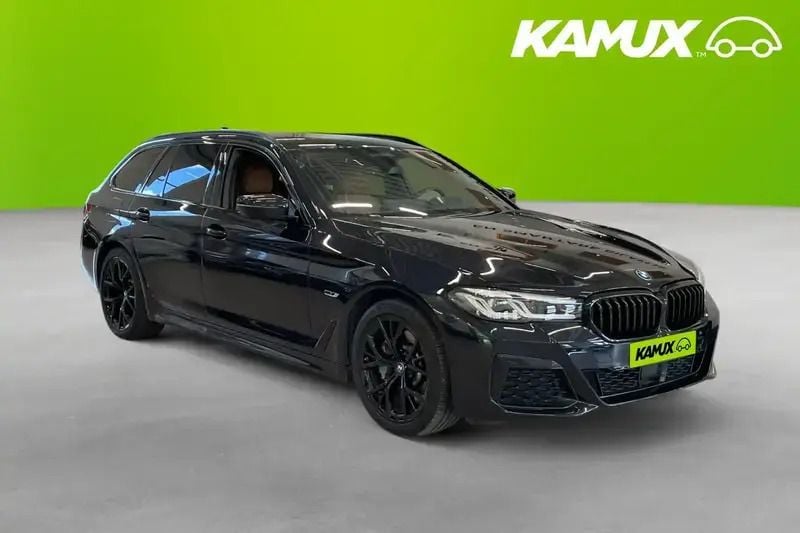 Svart Begagnad 2023 BMW 530e Shadowline Kombi | 459 700 kr (Marknadspris) - Bild 1/4