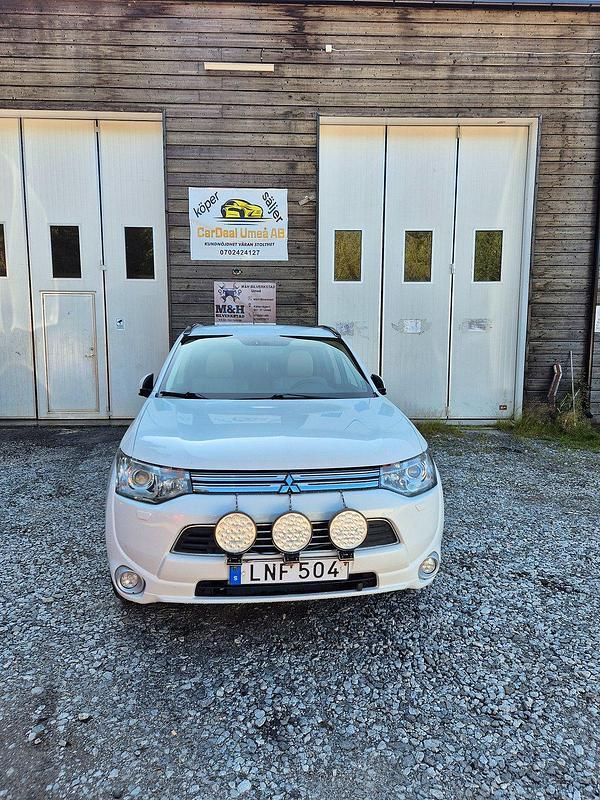 Vit Begagnad 2014 Mitsubishi Outlander P-HEV SUV | 95 900 kr (Marknadspris) - Bild 1/4