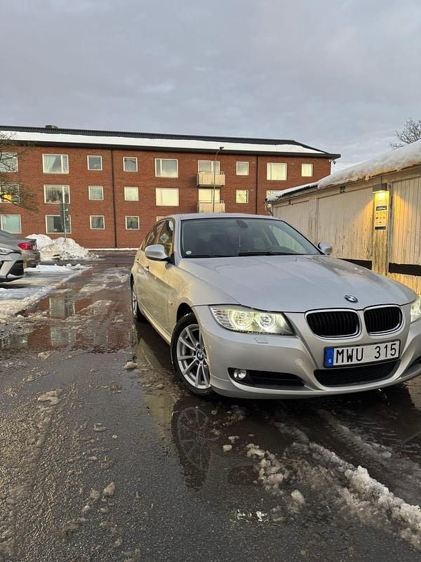 Begagnad BMW 318 143 HK (105 kW) 2009 Sedan