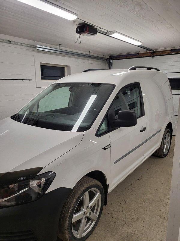 Vit Begagnad 2017 VW Caddy Minibuss | 163 000 kr (Dyr) - Bild 1/4