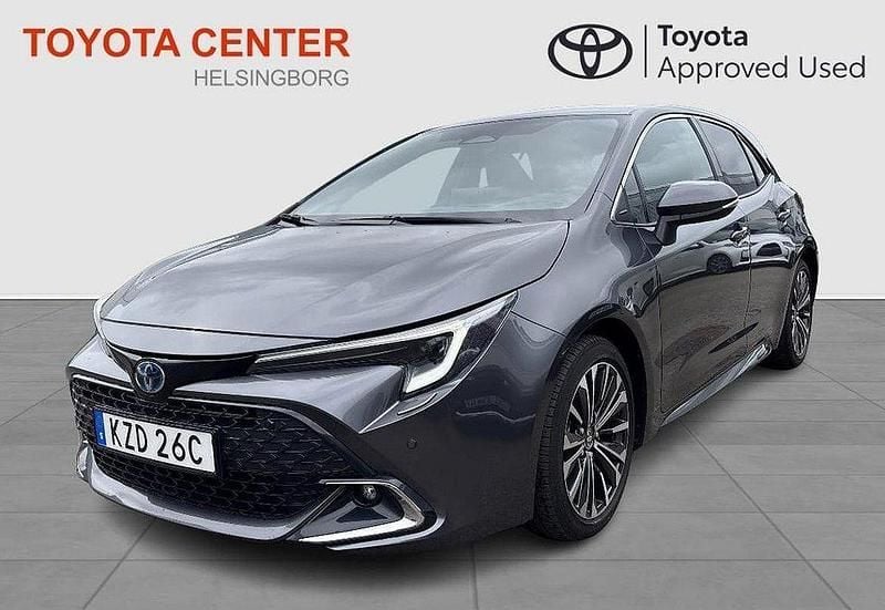 Mörkgrå Begagnad 2024 Toyota Corolla Hybrid Style Halvkombi | 309 900 kr (Marknadspris) - Bild 1/3