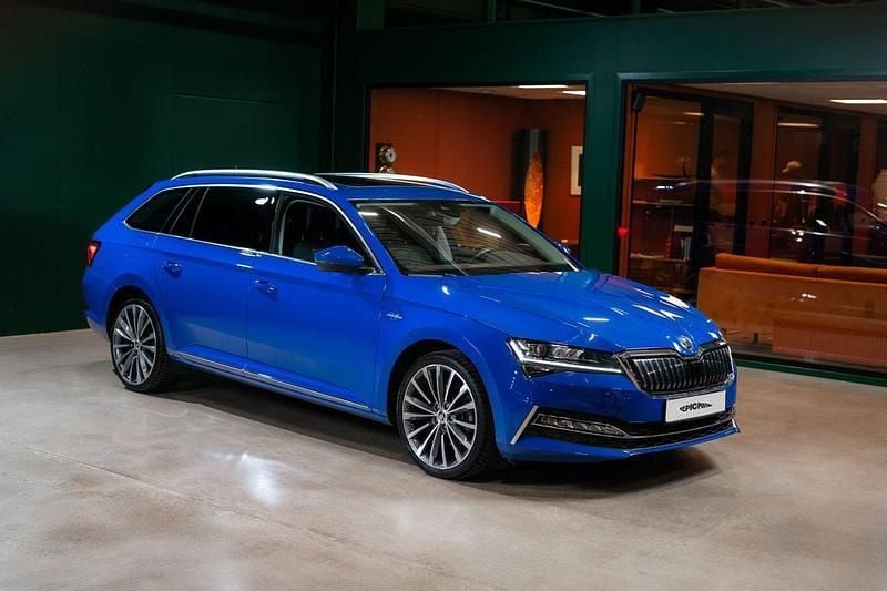 Blå Begagnad 2020 Skoda Superb Business Line Kombi | 309 900 kr (Marknadspris) - Bild 1/4