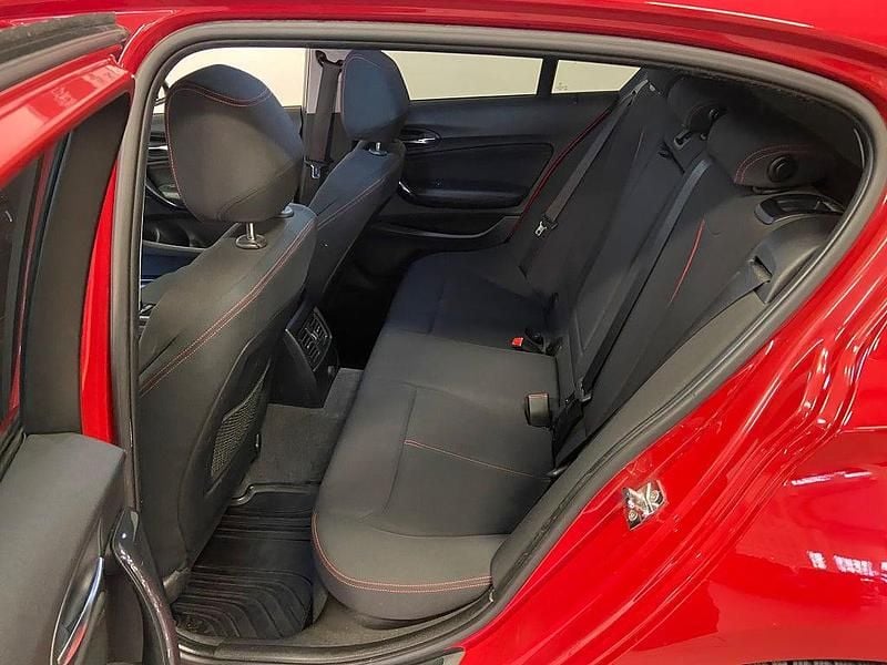 Begagnad BMW 118 Sport Line 143 HK (105 kW) 2012 Röd Halvkombi